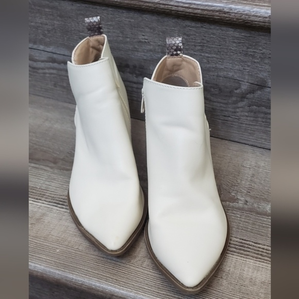 Time & True ivory western style pointed booties size 8